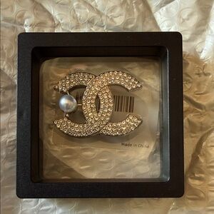 New CHANEL Design Sparkling Crystal Brooch with Pearl